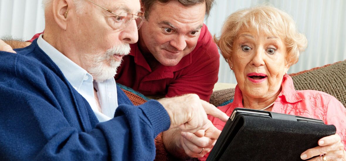 Alte Eltern lernen ein Tablet bedienen